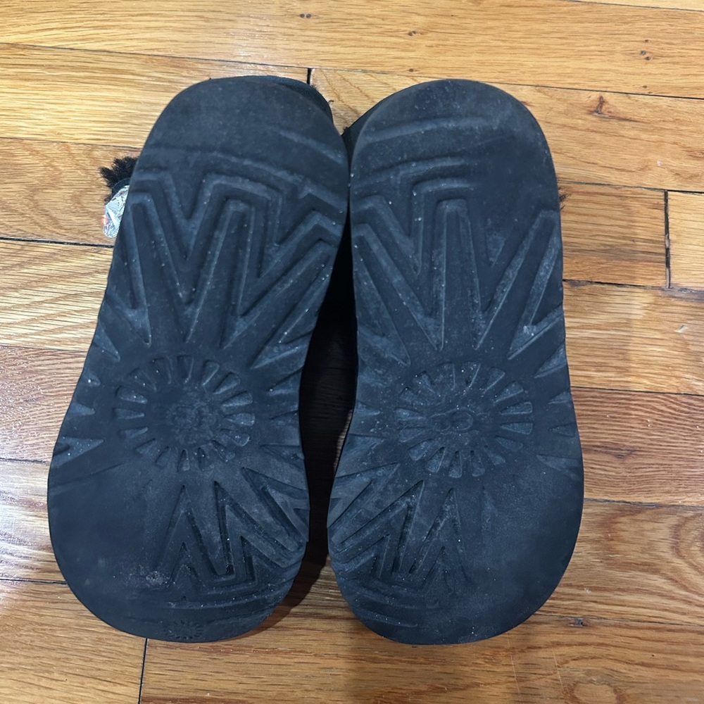 Uggs Bailey Button - image 3